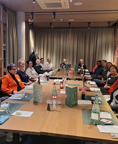 Unternehmerinnen-Treff Osnabrück – Netzwerktreffen mit Unternehmerinnen, Selbstständigen und Freiberuflerinnen im HolidayInn Osnabrück, gemeinsamer Austausch am großen Tisch